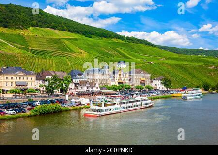 Bernkastel Kues aerial vue panoramique. Bernkastel-Kues est un célèbre centre viticole sur la Moselle, en Allemagne. Banque D'Images