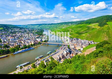 Bernkastel Kues aerial vue panoramique. Bernkastel-Kues est un célèbre centre viticole sur la Moselle, en Allemagne. Banque D'Images