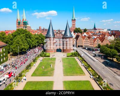 Holsten Gate ou Tor Holstein ou tard Holstentor est une porte de la ville et du musée de la vieille ville de Lubeck en Allemagne Banque D'Images