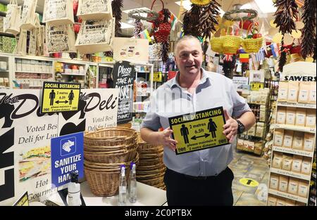 Kieran Sloan, directeur général de la célèbre entreprise de vente de produits de traiteur Sawers à Belfast, après que tous les centres commerciaux et les détaillants aient reçu le feu vert pour rouvrir dans un assouplissement significatif des restrictions de blocage des coronavirus en Irlande du Nord. Banque D'Images