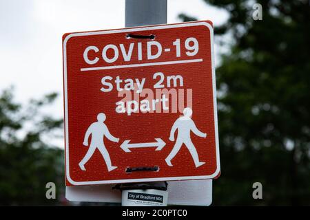 Covid-19 panneaux à Baildon, Yorkshire, avertissant les gens de marcher à 2 mètres d'intervalle. Banque D'Images