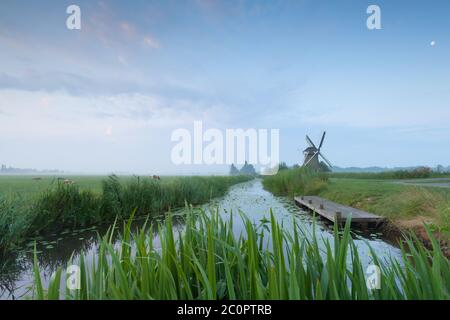 lune sur le moulin à vent par rivière Banque D'Images