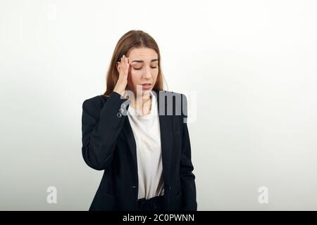 Maux de tête grimacing douleur maintient l'arrière du cou indiquant l'emplacement. Fatigue Banque D'Images