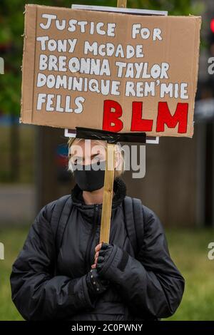 Londres, Royaume-Uni. 12 juin 2020. Les manifestants réagissent à la mort de George Floyd, à Minneapolis, la semaine dernière, en se rassemblant à Hyde Park dans le cadre d'une journée d'action contre la discrimination. L'Africain américain de 46 ans a été filmé comme un policier blanc à genoux sur son cou pendant presque neuf minutes. Le « verrouillage » facilité se poursuit pour l'épidémie de coronavirus (Covid 19) à Londres. Crédit : Guy Bell/Alay Live News Banque D'Images