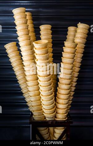 Cones de crème glacée empilées vides, Cones de crème glacée conservés pour exposition Banque D'Images