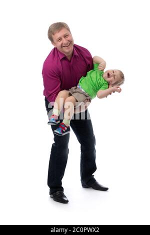 Portrait d'un père et d'un fils de trois ans dans les bras du studio. Banque D'Images