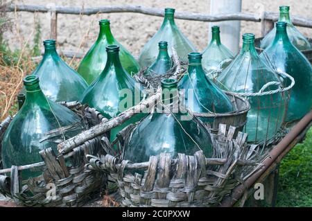 Videz les bouteilles de vin sur le vieux wagon Banque D'Images