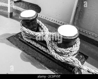 Vieux bollard d'amarrage sur le navire, en noir et blanc Banque D'Images