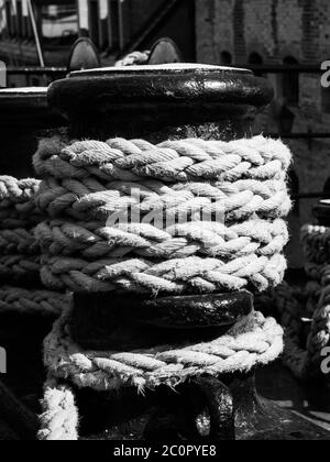 Vue détaillée de l'ancien treuil avec corde de navire. Image en noir et blanc. Banque D'Images