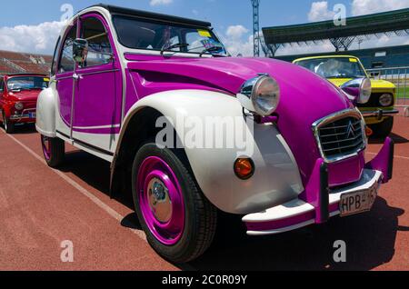 Héraklion, Crète / Grèce. Image d'un ancien violet et blanc, quatre portes décapotable Citroën 2CV garée dans le stade de Pancretan pour un spectacle de voitures vintag Banque D'Images