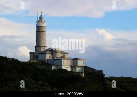 El Faro de Cabo Maire la Maison lumière du Grand cap à Santander Cantabria Espagne UN bâtiment en pierre est terminé en 1839 Banque D'Images