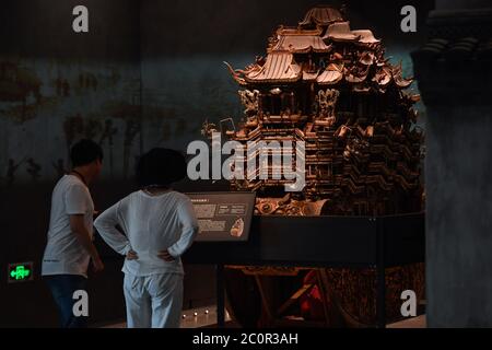 (200612) -- NINGBO, 12 juin 2020 (Xinhua) -- les gens visitent un musée converti d'une centrale électrique abandonnée à Ningbo City, province de Zhejiang, en Chine orientale, le 12 juin 2020. Le musée, qui couvre une superficie de 6,000 mètres carrés avec 3 salles d'exposition permanentes et 5 salles d'exposition temporaires, a ouvert au grand public vendredi. (Xinhua/Huang Zongzhi) Banque D'Images