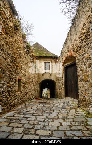 Un chemin pavé entre les murs de pierre de la ville de Dürnstein, classée au patrimoine mondial de l'UNESCO, dans la vallée de Wachau, en Autriche Banque D'Images