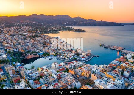 Le lac Voulismeni à Agios Nikolaos, une pittoresque ville côtière avec bâtiments colorés autour du port dans la partie orientale de l'île Crète, Gr Banque D'Images