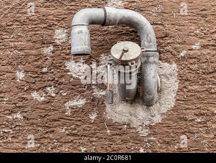 Système d'égout de bâtiment à une seule famille. Tuyaux dépassant du mur. Drainage des eaux de pluie. Banque D'Images