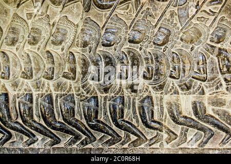 Bas secours des soldats de Pandava marchant vers la bataille de Kurukshetra comme décrit dans le Mahabharata. Sculpture du XIe siècle, mur d'Angkor Wat tem Banque D'Images