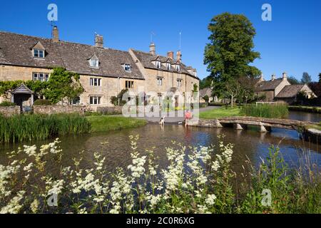 Cotswold cottages on the River Eye, Lower Slaughter, Cotswolds, Gloucestershire, Angleterre, Royaume-Uni Banque D'Images