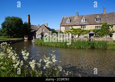 Cotswold cottages et The Old Mill on the River Eye, Lower Slaughter, Cotswolds, Gloucestershire, Angleterre, Royaume-Uni Banque D'Images