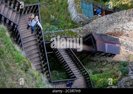 Escalier de Wodeen, allant au château dans la forêt, les gens marchant au rez-de-chaussée Banque D'Images