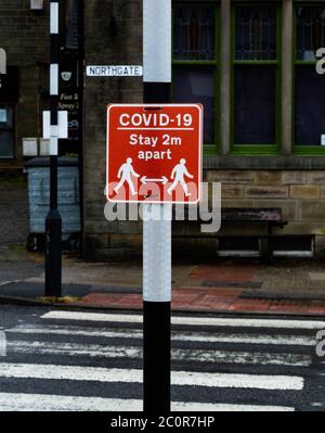 Covid-19 panneaux à Baildon, Yorkshire, avertissant les gens de marcher à 2 mètres d'intervalle. Banque D'Images