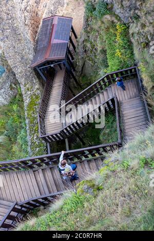 Escalier de Wodeen, allant au château dans la forêt, les gens marchant au rez-de-chaussée Banque D'Images