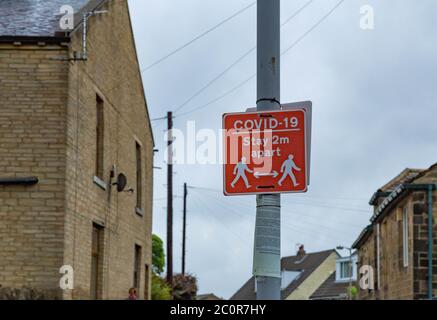 Covid-19 panneaux à Baildon, Yorkshire, avertissant les gens de marcher à 2 mètres d'intervalle. Banque D'Images