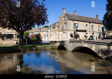 The Kingsbridge Inn on the River Windrush, Bourton-on-the-Water, Cotswolds, Gloucestershire, Angleterre, Royaume-Uni Banque D'Images