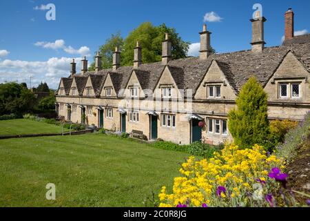 Almshouses on Church Street, Chipping Norton, Cotswolds, Oxfordshire, Angleterre, Royaume-Uni, Europe Banque D'Images