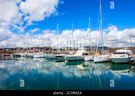 Bateaux et yachts dans le port de la ville et la région de Ligurie, Italie Banque D'Images