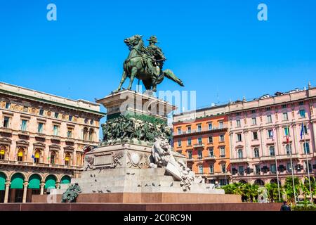 Vittorio Emanuele II Statue sur la place principale Piazza Duomo de Milan dans la région Lombardie du nord de l'Italie Banque D'Images