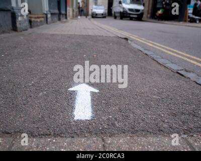 Cambridge, Royaume-Uni. 12 juin 2020. Des flèches, des marquages au sol et des panneaux ont été placés dans les zones commerciales pour mettre l'accent sur les exigences de distanciation sociale afin de préparer la réouverture des magasins non essentiels en Angleterre le lundi 15 juin, alors que le blocage du coronavirus est encore plus atténué. Crédit : Julian Eales/Alay Live News Banque D'Images