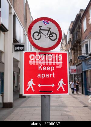 Cambridge, Royaume-Uni. 12 juin 2020. Des flèches, des marquages au sol et des panneaux ont été placés dans les zones commerciales pour mettre l'accent sur les exigences de distanciation sociale afin de préparer la réouverture des magasins non essentiels en Angleterre le lundi 15 juin, alors que le blocage du coronavirus est encore plus atténué. Crédit : Julian Eales/Alay Live News Banque D'Images