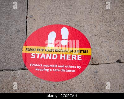 Cambridge, Royaume-Uni. 12 juin 2020. Des flèches, des marquages au sol et des panneaux ont été placés dans les zones commerciales pour mettre l'accent sur les exigences de distanciation sociale afin de préparer la réouverture des magasins non essentiels en Angleterre le lundi 15 juin, alors que le blocage du coronavirus est encore plus atténué. Crédit : Julian Eales/Alay Live News Banque D'Images