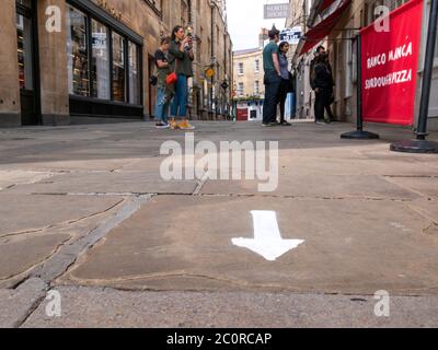 Cambridge, Royaume-Uni. 12 juin 2020. Des flèches, des marquages au sol et des panneaux ont été placés dans les zones commerciales pour mettre l'accent sur les exigences de distanciation sociale afin de préparer la réouverture des magasins non essentiels en Angleterre le lundi 15 juin, alors que le blocage du coronavirus est encore plus atténué. Crédit : Julian Eales/Alay Live News Banque D'Images