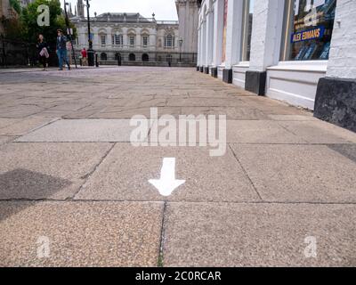 Cambridge, Royaume-Uni. 12 juin 2020. Des flèches, des marquages au sol et des panneaux ont été placés dans les zones commerciales pour mettre l'accent sur les exigences de distanciation sociale afin de préparer la réouverture des magasins non essentiels en Angleterre le lundi 15 juin, alors que le blocage du coronavirus est encore plus atténué. Crédit : Julian Eales/Alay Live News Banque D'Images