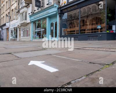 Cambridge, Royaume-Uni. 12 juin 2020. Des flèches, des marquages au sol et des panneaux ont été placés dans les zones commerciales pour mettre l'accent sur les exigences de distanciation sociale afin de préparer la réouverture des magasins non essentiels en Angleterre le lundi 15 juin, alors que le blocage du coronavirus est encore plus atténué. Crédit : Julian Eales/Alay Live News Banque D'Images