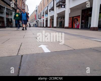 Cambridge, Royaume-Uni. 12 juin 2020. Des flèches, des marquages au sol et des panneaux ont été placés dans les zones commerciales pour mettre l'accent sur les exigences de distanciation sociale afin de préparer la réouverture des magasins non essentiels en Angleterre le lundi 15 juin, alors que le blocage du coronavirus est encore plus atténué. Crédit : Julian Eales/Alay Live News Banque D'Images