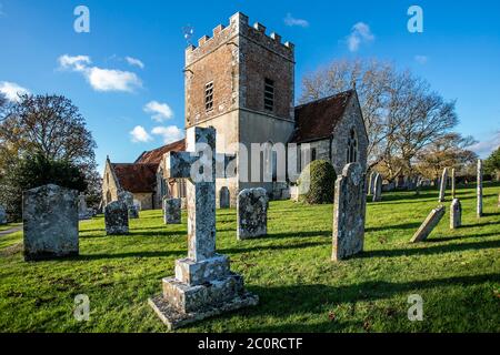 Église anglaise avec pierres tombales Banque D'Images