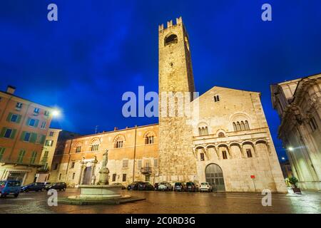 Palazzo del Broletto est un palais médiéval situé sur la place Piazza Paolo, dans la ville de Brescia, dans le nord de l'Italie Banque D'Images