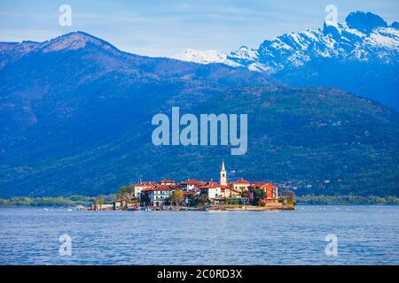 Isola dei Pescatori près de la ville de Stresa vue panoramique. L'île Isola dei Pescatori ou Fishermens est située dans le lac majeur, dans le nord de l'Italie Banque D'Images