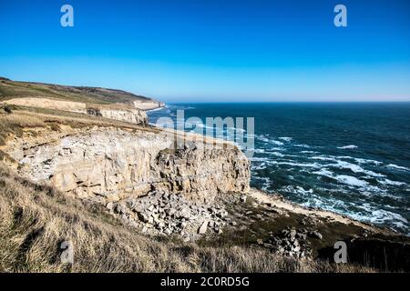 Falaises en ruines dans le Dorset avec strates rocheuses sur la côte jurassique, avec des mers rugueuses Banque D'Images