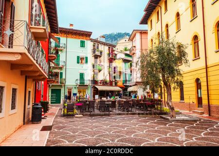 La vieille ville de Malcesine sur la rive du lac de garde dans la province de Vérone, Italie Banque D'Images