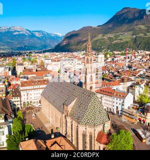 La Cathédrale ou Duomo di Bolzano Bolzano aerial vue panoramique, situé dans la ville de Bolzano, dans le Tyrol du Sud, Italie Banque D'Images