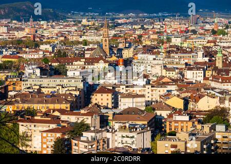 Vue panoramique aérienne de Bolzano. Bolzano est la capitale de la province du Tyrol du Sud en Italie du nord. Banque D'Images