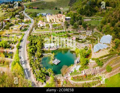 Vue aérienne de l'Jardins du château de Trauttmansdorff, un jardin botanique situé dans la ville de Merano en Italie du nord Banque D'Images