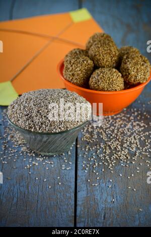 Graines de sésame et laddu de sésame, festival indien makar sankranti concept Banque D'Images