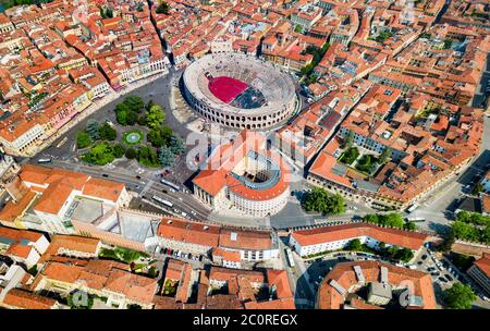 Arènes de Vérone vue panoramique aérienne. Arena est un amphithéâtre romain dans la Piazza Bra square à Vérone, Italie Banque D'Images