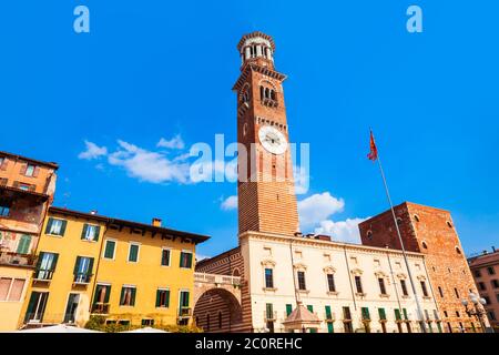 La Torre dei Lamberti est située sur la place Piazza delle Erbe, à Vérone, en Vénétie, en Italie. Banque D'Images