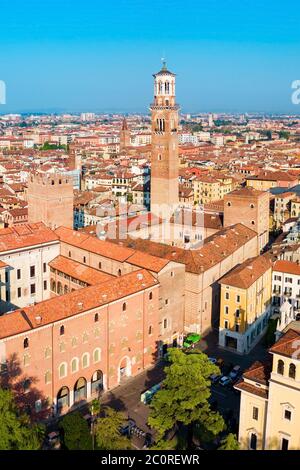 Torre dei Lamberti aerial vue panoramique. La tour Torre Lamberti est dans la place Piazza delle Erbe de Vérone, Vénétie en Italie. Banque D'Images