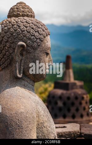 Bouddha assis en méditation sculputre weda dans la pierre à Borobudur Banque D'Images